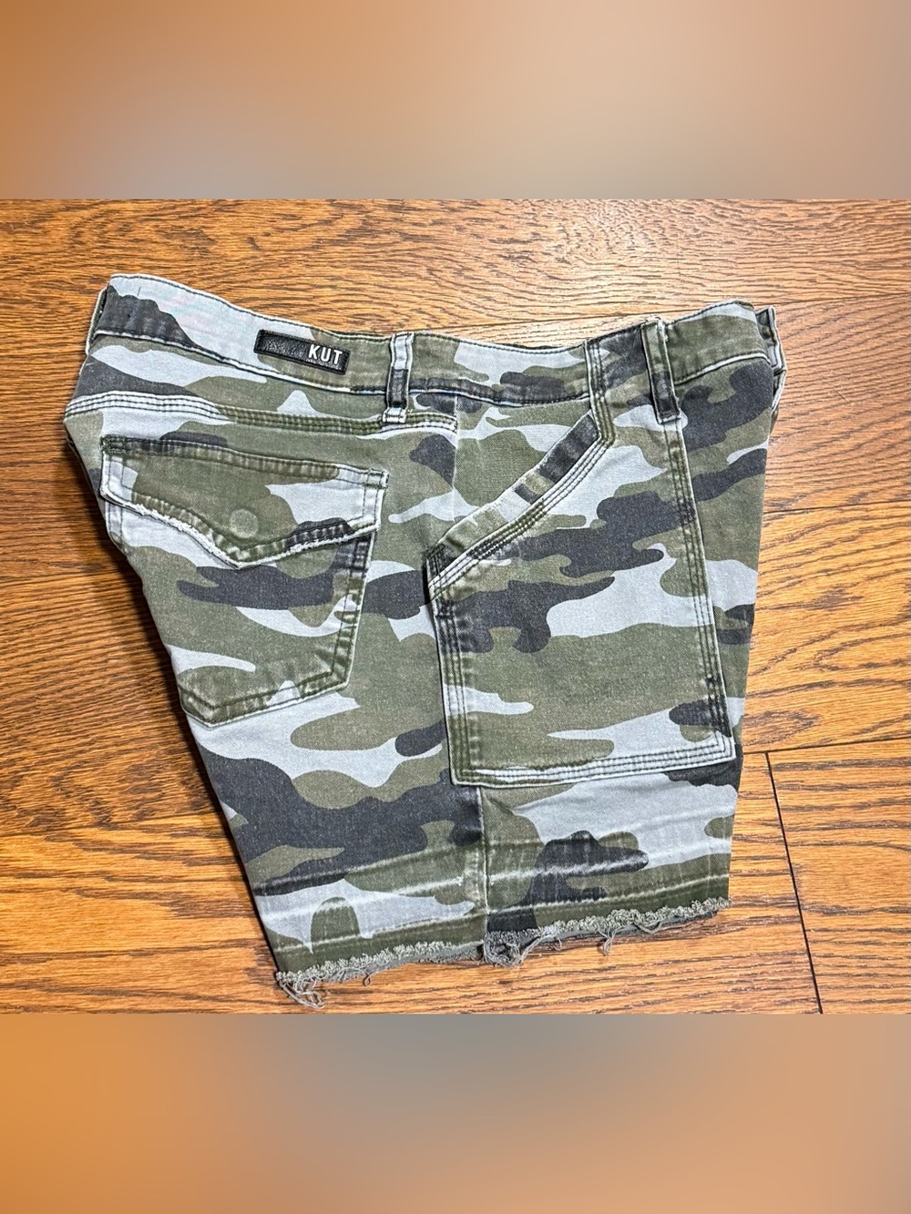 Kut From The Kloth Women’s Distressed Camouflage Alice Utility Short Size 6 - Picture 3 of 8